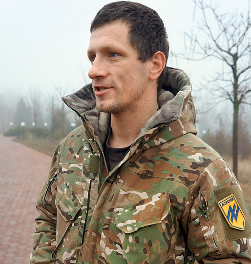 ЗАЩИТНИК: Андрей Сидоренко, протестант и инструктор полка Азов, говорит: на войне он защищает себя, родных и свою землю