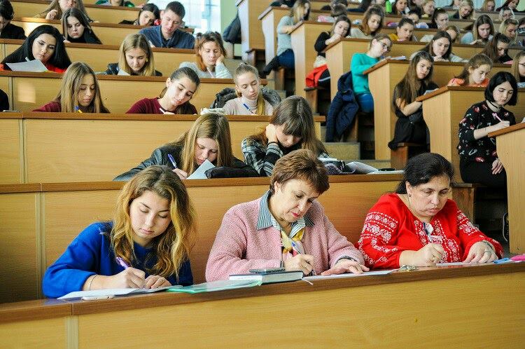Черкаські студенти приєдналися до всеукраїнського диктант-флешмобу