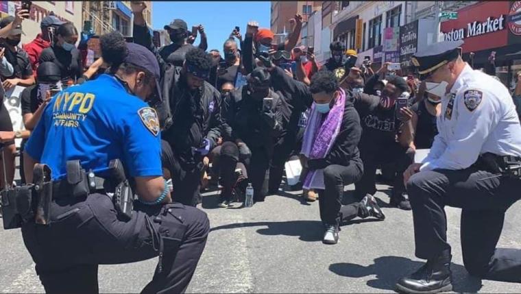 Поліцейські в США встали на коліна, молячись разом з протестуючими
