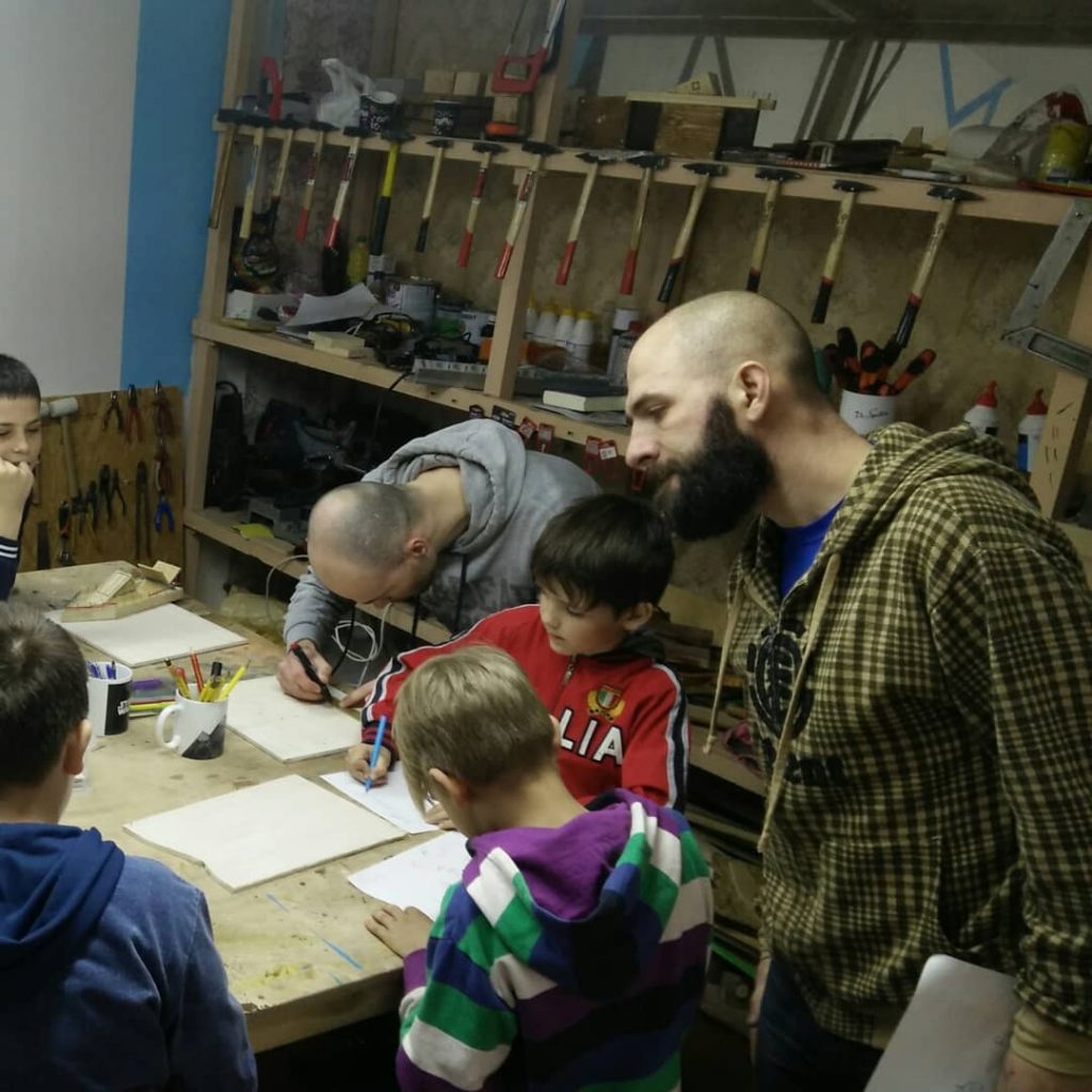 Християнин в Черкасах проводить безкоштовні курси для хлопчиків "Мудрий тесля"