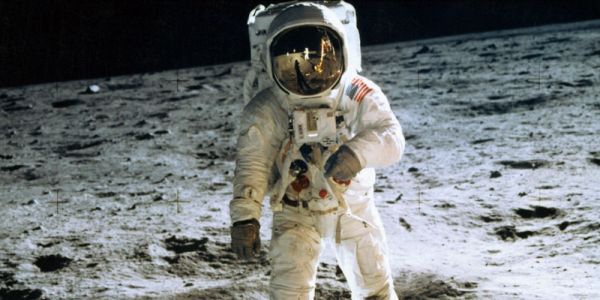 5 фактів про висадку на Місяць: космічне причастя і Біблія