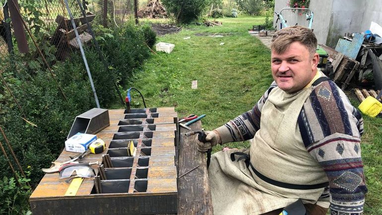 Пастор з Київщини виготовляє мобільні пічки для ЗСУ і постраждалих районів
