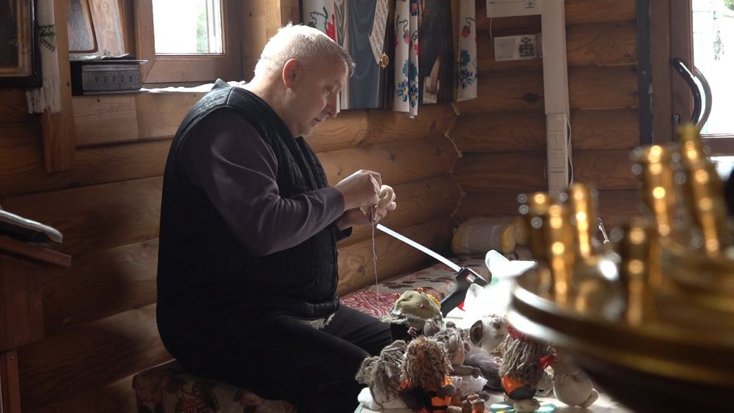 Збирає на теплий одяг для бійців: священник із Черкас навчився виготовляти іграшки, аби підтримати ЗСУ