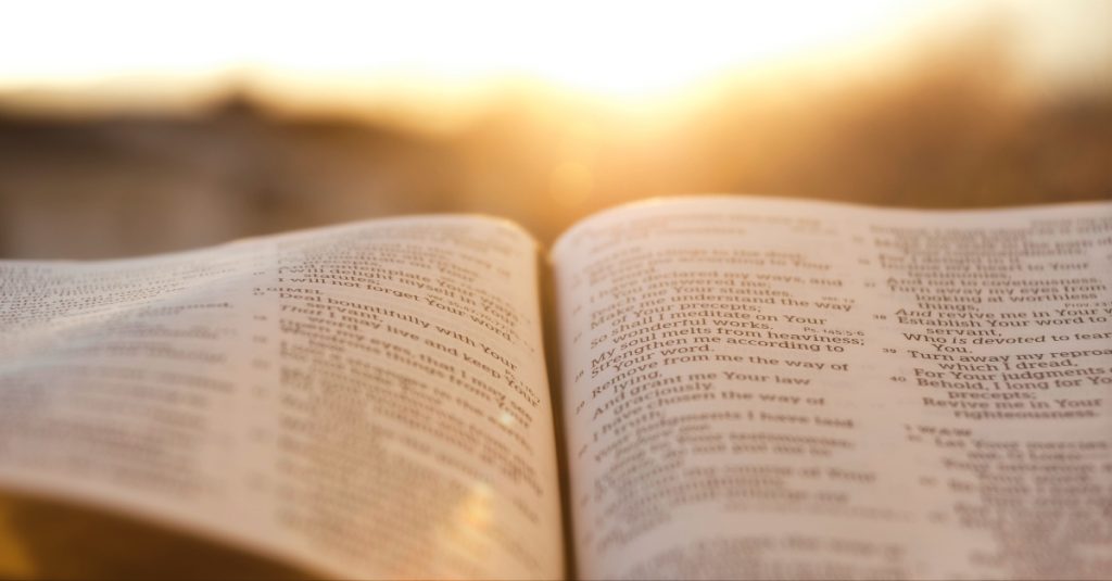 20 біблійних віршів, які застерігають від гріха гордині!