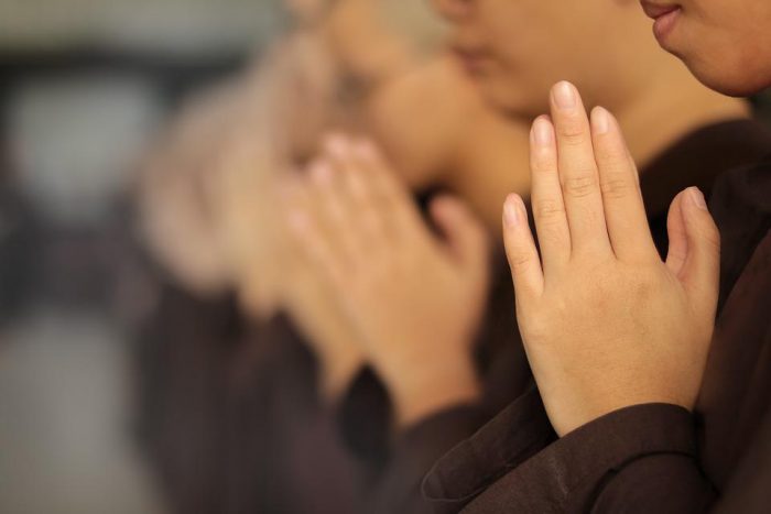 15 віршів з Біблії про вагомість молитви