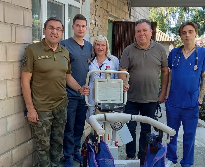 Християни подарували  підйомник для важкохворих  в хоспіс центральної районної лікарні